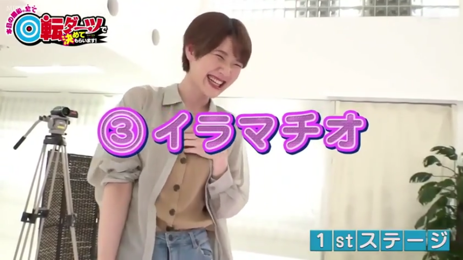 站立 · 中景 · 谈话 · 摄影棚 · 休闲服 · 大笑 · 三脚架 · 综艺