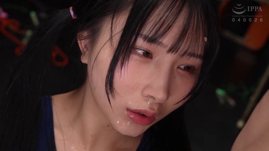 室内 · 脸部特写 · 深蓝色体操服 · 射脸