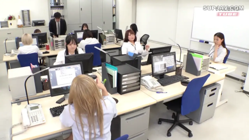 坐姿 · 办公室 · 电脑 · 自然 · 职业装 · 远景 · 多人 · 办公