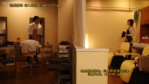 站立 · 平静 · 职业装 · 远景 · 工作 · 理发店 · 理发椅