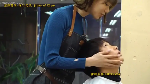 专注 · 托脸 · Medium shot · 理发围布 · Workplace · 理发店 · 理发服务