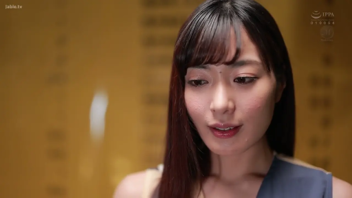 室内 · 站立 · 面部特写 · 注视 · 休闲服饰 · 清纯 · 温柔