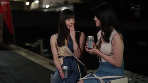 坐姿 · 中景 · 聊天 · 户外 · 连衣裙