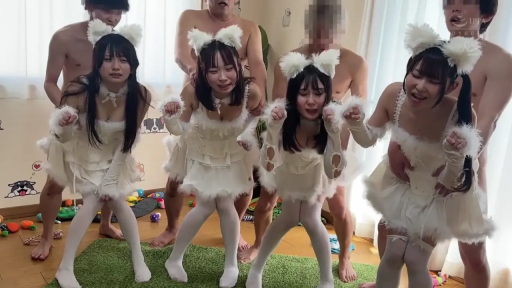 全身 · 角色扮演 · 多人 · 室内房间 · 欢快 · 猫耳头饰 · 猫娘装 · 猫步姿势