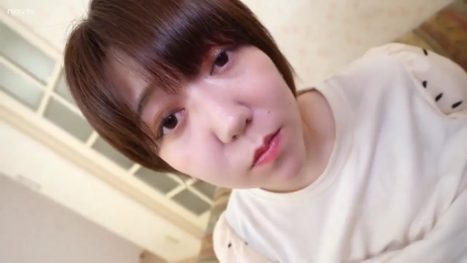 室内 · 平静 · 顔のクローズアップ · 凝視 · ショートヘア · 俯视 · 白色长袖上衣