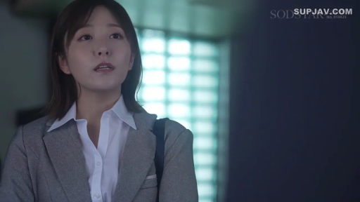 室内 · 沉思 · 半身 · 站立 · 灰色西服 · 注视 · 高清 · 挎包带