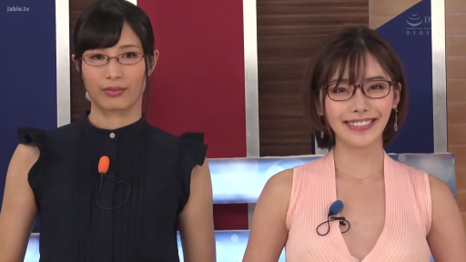 メガネ · 站立 · 微笑 · 半身 · マイク · スタジオ · 主持 · 无袖衫