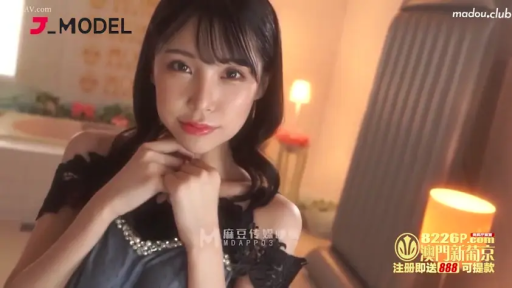 室内 · 微笑 · 台灯 · 半身 · 注视镜头 · 水印广告 · 裙装 · 手扶颈部