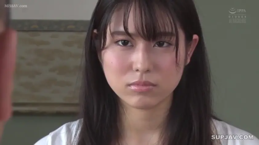 室内 · 真剣 · 顔のクローズアップ · 白い上着 · 注視 · 黑长直 · 正对镜头