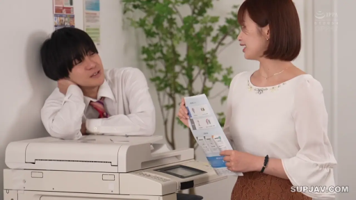 办公室 · 站立 · 中景 · 微笑 · 职业装 · 交流 · 绿植 · 复印机