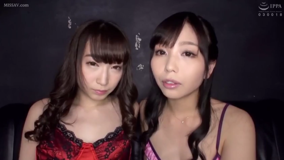 Sitting Posture · 暗室 · 面部特写 · 首饰 · 妩媚 · 双人 · 注视镜头 · Low-cut bra