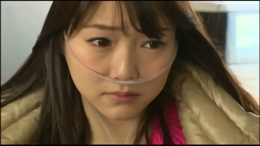 室内 · 坐姿 · 面部特写 · 日常服 · 悲伤 · 发呆 · 鼻氧管 · 病弱