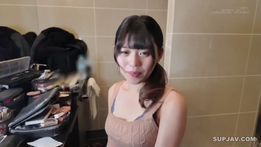 坐姿 · 微笑 · 注视 · 上半身 · 针织背心 · 化妆间 · 瓷砖墙 · 化妆包