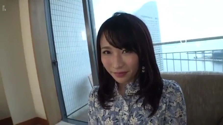 坐姿 · 面对镜头 · 面部特写 · 碎花衬衫 · 窗户 · 室内酒店 · 恬静微笑 · 都市远景