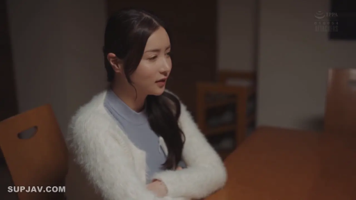 室内 · 座り姿勢 · 微笑 · テーブル · 注視 · 长发 · 侧面特写 · 毛绒开衫