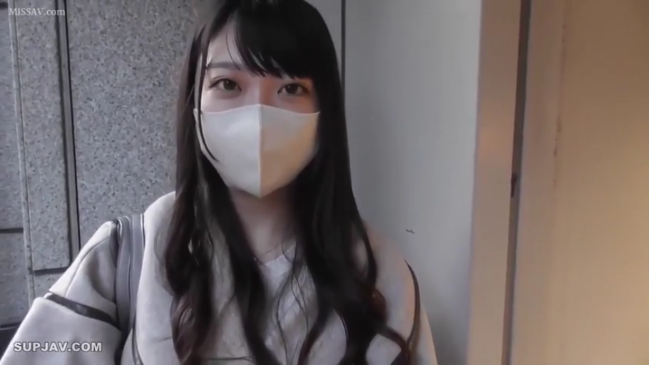 站立 · 面对镜头 · 自然 · 面部特写 · 长发 · 口罩 · 休闲外套 · 建筑走廊