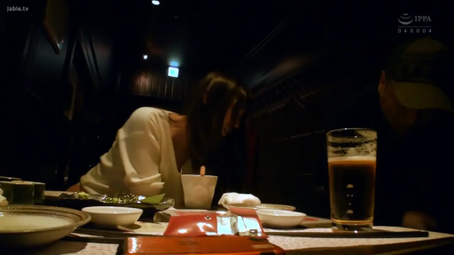 坐姿 · 中景 · 自然 · 白色上衣 · 昏暗灯光 · 居酒屋 · 用餐 · 啤酒