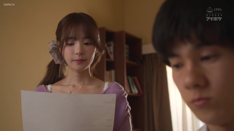 面部 · 站立 · 觀察 · 劇情 · 平淡 · 書房 · 紫色毛衣 · 紙張