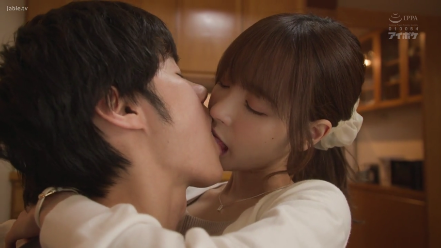 投入 · 抱擁 · 发圈 · 接吻 · 是 · 白色毛衣 · 親密な交流 · 厨房背景