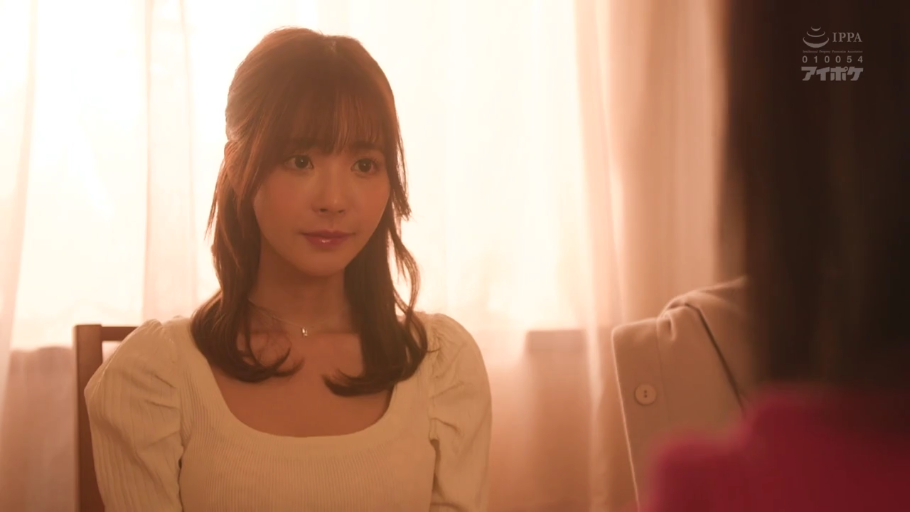 室内 · 坐姿 · 半身特写 · 注视 · 温柔微笑 · 白色方领上衣