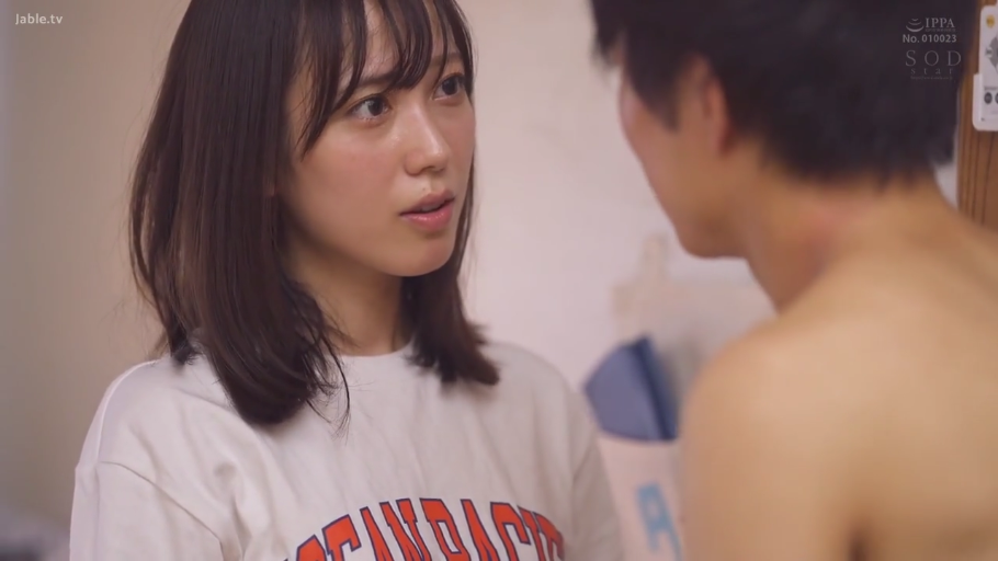 Indoor · Close-up of the face · Gaze · 惊讶 · White T-shirt · Face to face · AV剧照