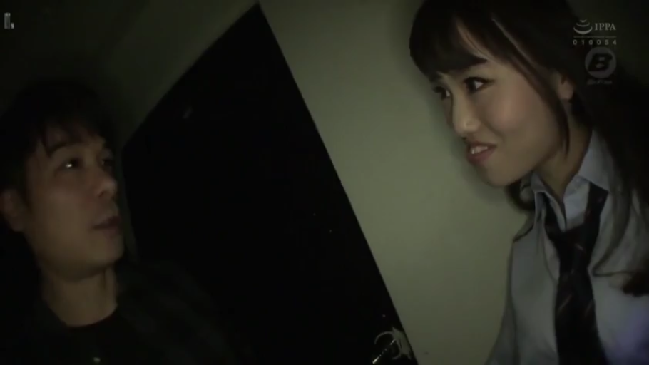 室内 · 脸部 · 站立 · 制服 · 对视 · 暗光 · 坏笑