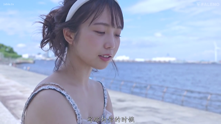 座り姿勢 · 瞑想 · 清纯 · 温柔 · 侧脸特写 · 发箍 · 吊带裙 · 海边