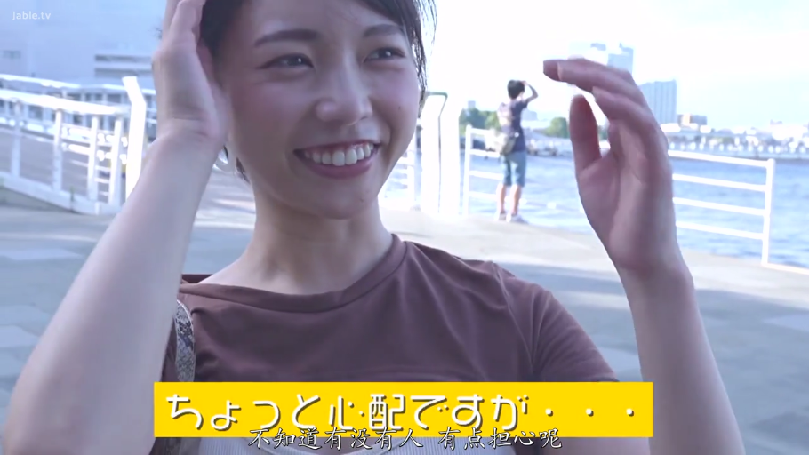 脸部特写 · 站立 · 字幕 · 户外 · 笑容 · 整理头发 · 棕色短袖