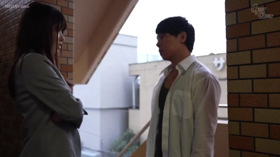 严肃 · 中景 · 对话 · 职业装 · 剧情 · 走廊 · 抱胸