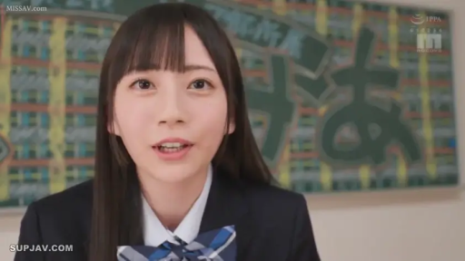 Classroom · Smile · 面部特写 · 黑板 · JK Uniform · 学生 · 说话 · 正对镜头