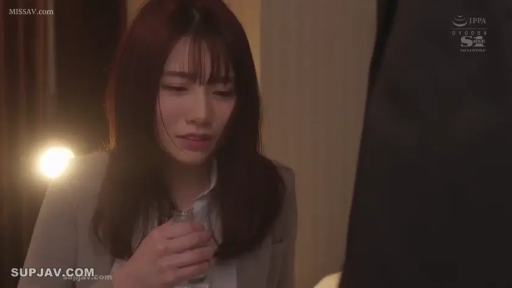 室内 · 坐姿 · 面部 · 沉思 · 职业装 · 长发 · 玻璃杯 · 持杯