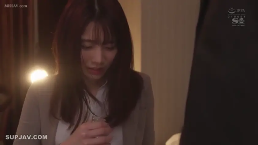 室内 · 站姿 · 面部特写 · 职业装 · 剧情 · 忧虑 · 玻璃杯 · 拿物