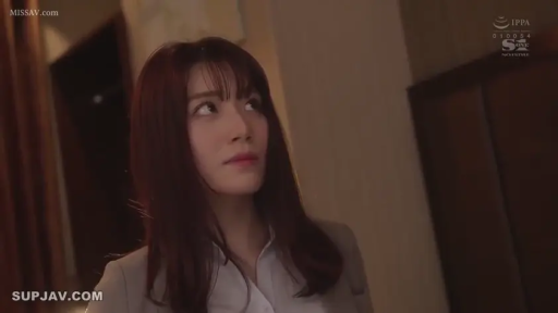 室内 · 站立 · 顔のクローズアップ · 困惑 · 职场女性 · ビジネススーツ