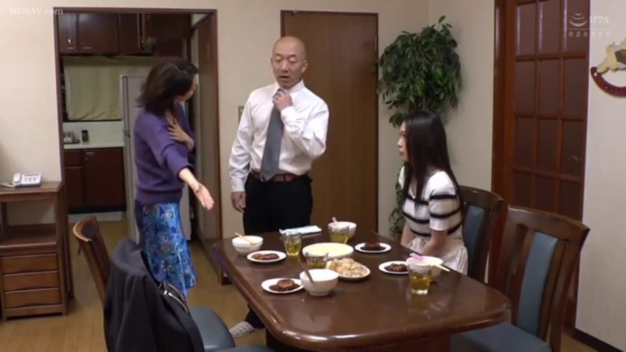 站立 · 全景 · 对话 · 衬衫 · 餐厅 · 惊讶