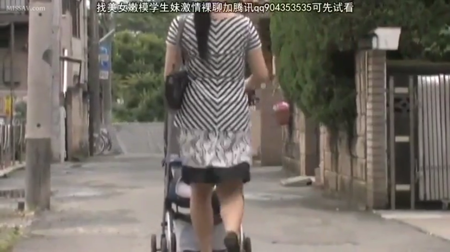 站立 · 全景 · 条纹衫 · 厨房 · 露出 · 俯视 · 踩踏 · 微波炉