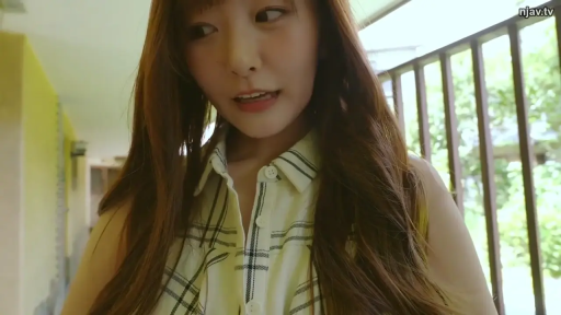 格子衬衫 · 站立 · 微笑 · 面部特写 · 注视 · 走廊 · 长发