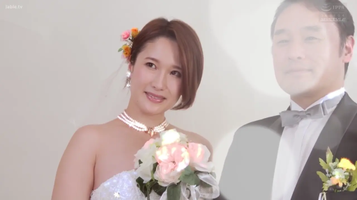 室内 · 微笑 · 半身 · 熟女 · 拍照 · 并排 · 婚纱 · 花束