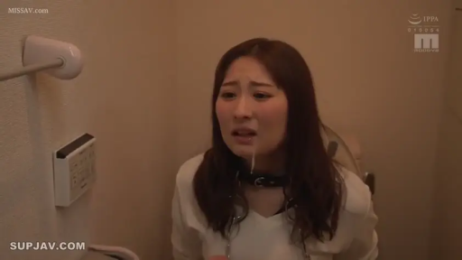 坐姿 · 委屈 · 头部特写 · 项圈 · 卫生间 · 白色V领衫 · 嘴挂白浊