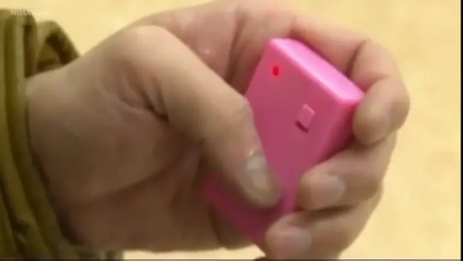 不详 · 手部特写 · 握持 · 成人用品 · 操控 · 外套袖口 · 粉色跳蛋遥控器