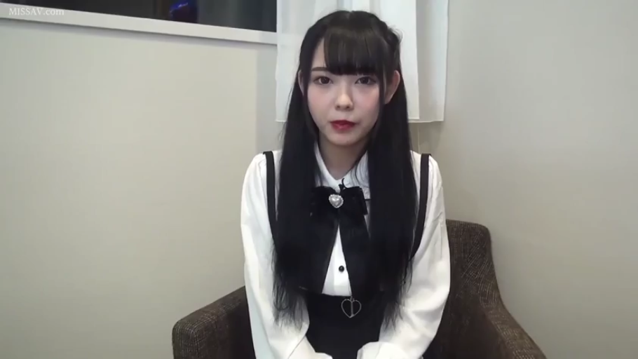 坐姿 · 平静 · 面对镜头 · 黑色背带裙 · 上半身 · 椅子 · 室内房间 · 亚洲女性