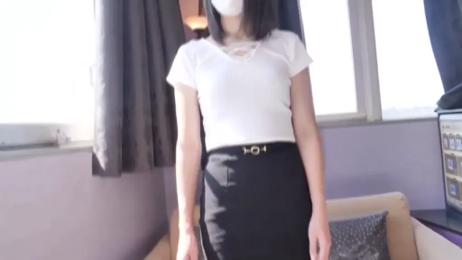 室内 · 站立 · 展示 · 黑色短裙 · 中景 · 口罩 · 素人 · 戴口罩