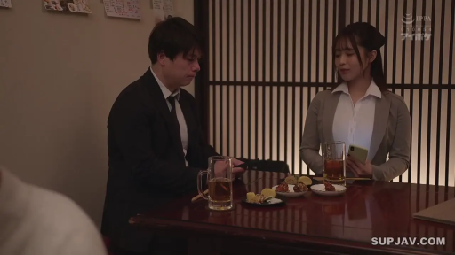 坐姿 · 中景 · 自然 · 西装 · 啤酒 · 职场 · 居酒屋 · 玩手机