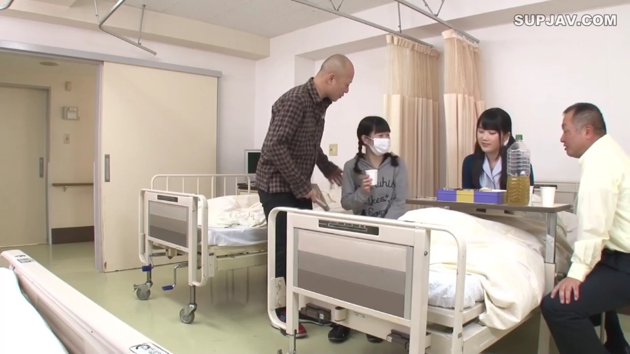 站姿 · 探病 · 医用口罩 · 休闲服 · 中景 · 自然 · 剧情 · 医院病房