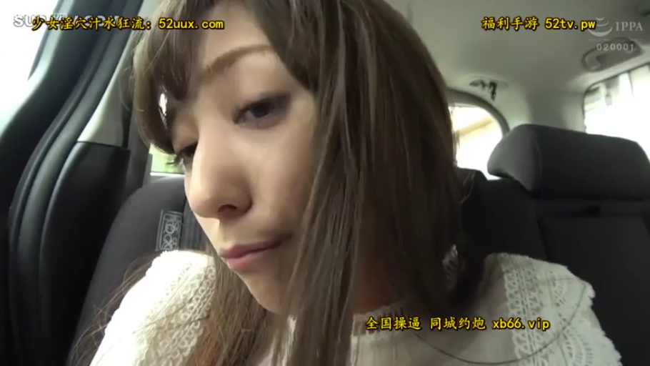 俯身 · 脸部 · 注视 · 车内 · 平淡 · 长发 · 座椅 · 白色蕾丝衫