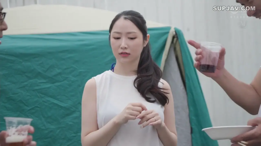 Stand · Medium shot · 白色无袖上衣 · 社交互动 · 塑料杯 · 局促不安 · 户外帐篷前 · 聚会场景