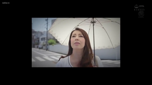 忧郁 · 站立 · 中景 · 白色上衣 · 室外街道 · 日光 · 遮阳伞 · 撑伞行走