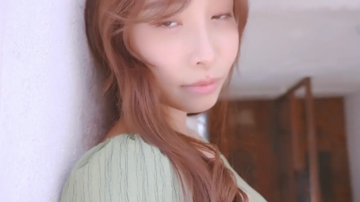 室内 · 迷離 · 注視 · 诱惑 · 壁に寄りかかる · 绿色上衣 · 顔の極端なクローズアップ