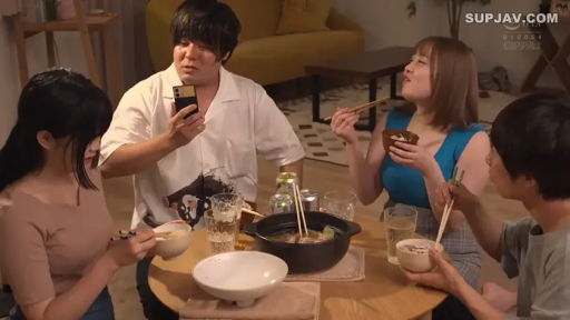 座り姿勢 · 中景 · 自然 · リビング · カジュアルウェア · 多人 · 餐具 · 聚餐