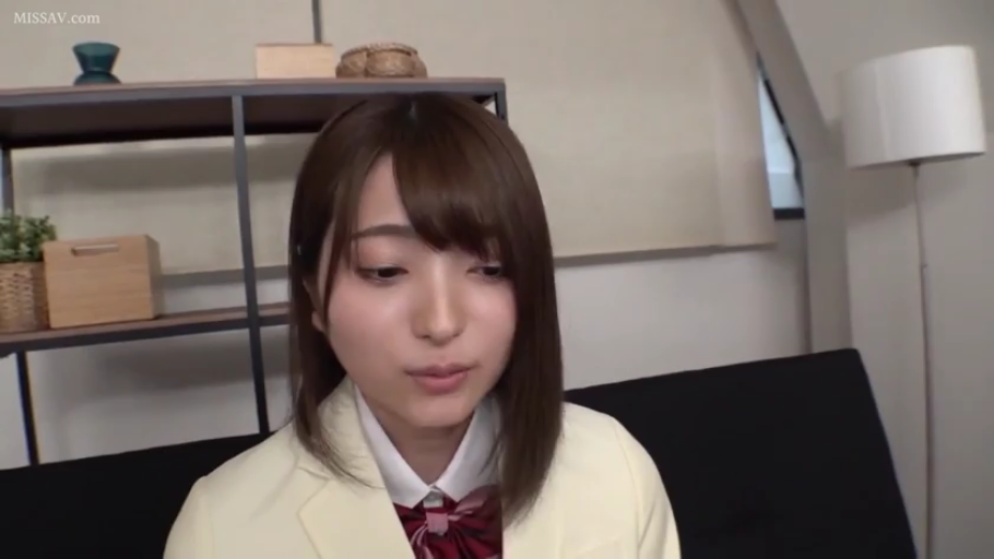 Indoor · Sitting Posture · Sofa · 自然 · 制服 · 特写 · 谈话 · 长发