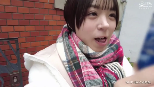 会話 · 顔部のクローズアップ · 站姿 · 屋外 · ショートヘア · 惊讶 · 白色大衣及围巾